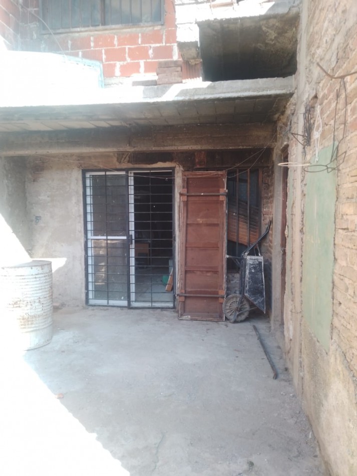Casa grande en venta a refaccionar con escritura en Barrio Altamira 