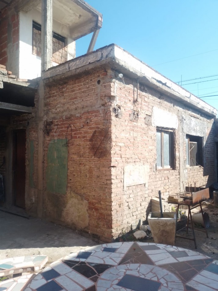 Casa grande en venta a refaccionar con escritura en Barrio Altamira 