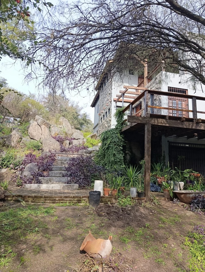 CASA grande en VENTA de 2/3 dormitorios en el Diquecito barrio de la calera Cordoba jardin y pileta 