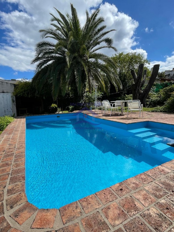 Casa mas Departamento en venta en Carlos Paz  4 dormitorios con piscina y jardin 