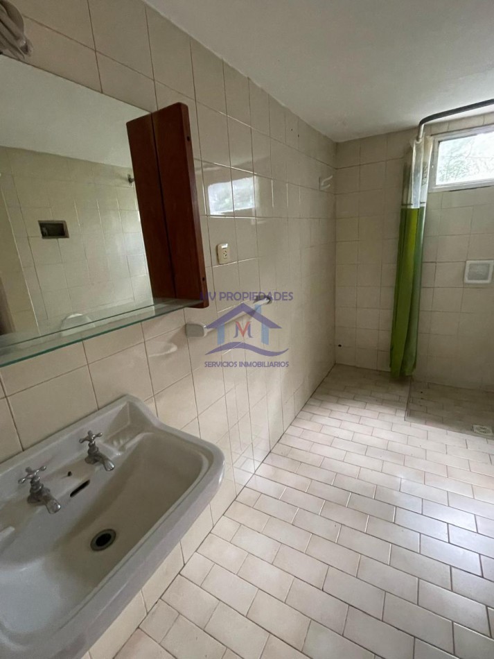 Casa mas Departamento en venta en Carlos Paz  4 dormitorios con piscina y jardin 